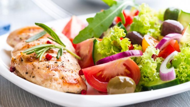 Ensalada de verduras y pescado en una dieta proteica
