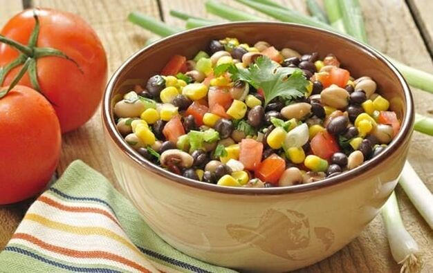 Al perder peso con una nutrición adecuada, se puede incluir una ensalada de verduras dietéticas en el menú. 