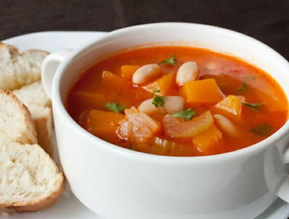 La sopa de apio es un plato abundante en una dieta saludable para adelgazar