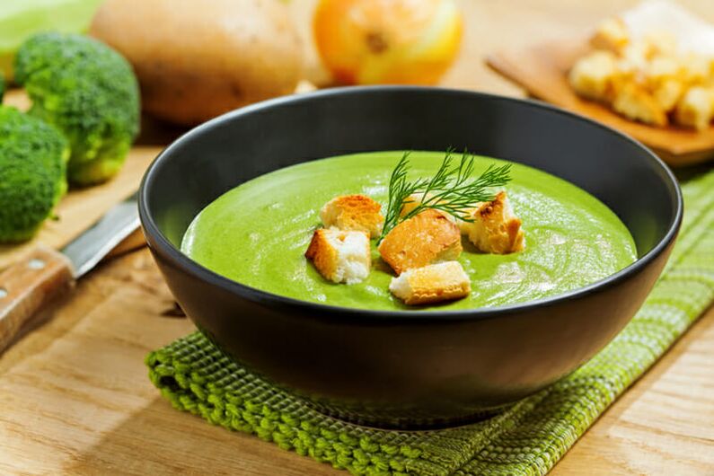 Sopa de crema de brócoli en el menú de nutrición para bajar de peso. 