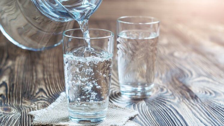 Un vaso de agua para la dieta. 