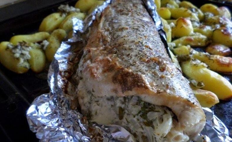 Una deliciosa opción de almuerzo para la pancreatitis es la barracuda horneada en papel de aluminio. 