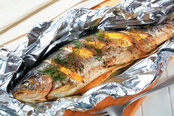 Sigue la dieta Maggi, asa pescado en papel de aluminio para cenar