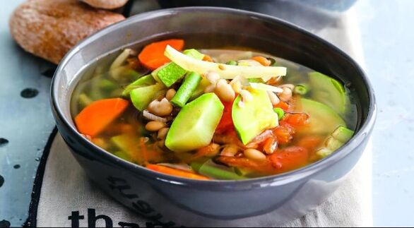 Sopa de verduras primer plato fácil en el menú de la dieta Maggi